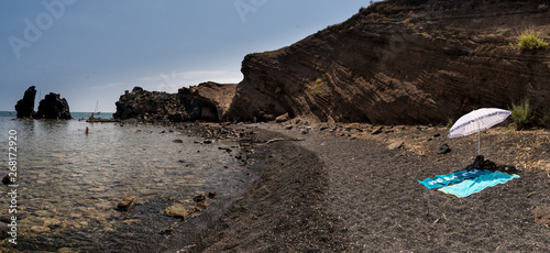 Visitar a ultima hora del día la Playa de la Gran Concha, de arena negra es un pequeña recompensa tras pasear por los acantilados de lava volcánica de Cap d'Agde , HERAULT , FRANCIA