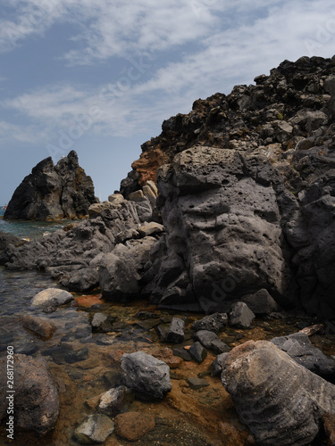 Visitar a ultima hora del día la Playa de la Gran Concha, de arena negra es un pequeña recompensa tras pasear por los acantilados de lava volcánica de Cap d'Agde , HERAULT , FRANCIA