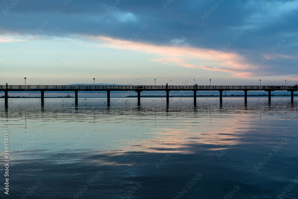 Seebrücke an der Ostsee bei Wismar beim Sonnenuntergang