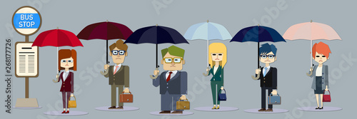 雨の日のバス停に並ぶ暗い顔の社会人たち