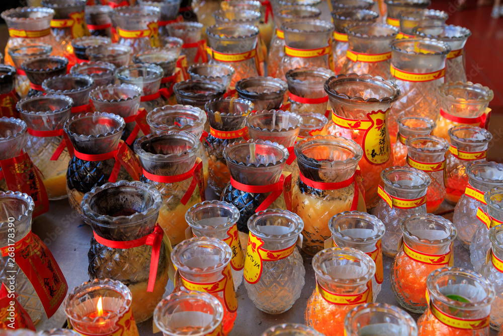 Brennende Kerzen im Glas,   Tempel in Malaysia