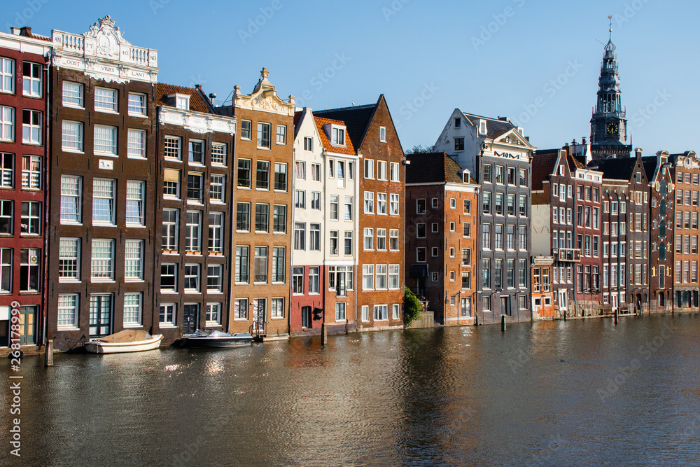 Janelas e fachadas em Amesterdã na Holanda. coleção de janelas pelo mundo