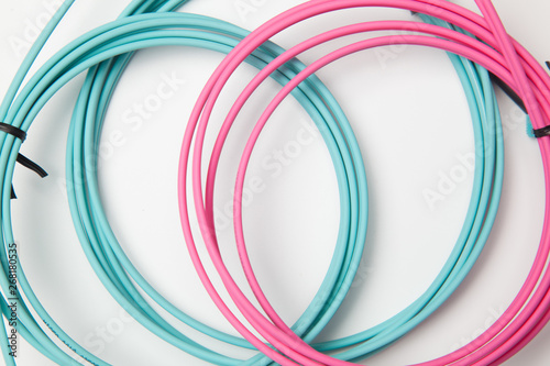 Cables de colores, generando formas geométricas