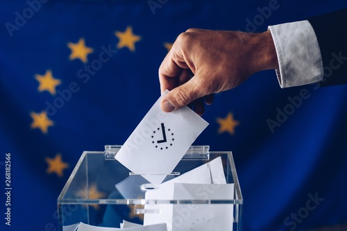Obraz na płótnie Man throwing his vote into the ballot box. w salonie