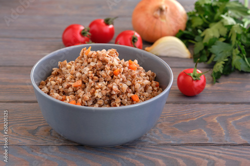 Foto buckwheat  porridge with carrots and parsley in plate