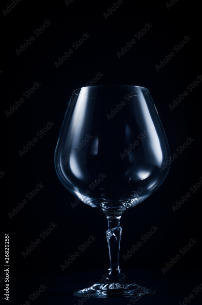 Glass container for alcoholic beverages and the deterioration of the quality of their lives Glass container for alcoholic beverages and the deterioration of the quality of their lives