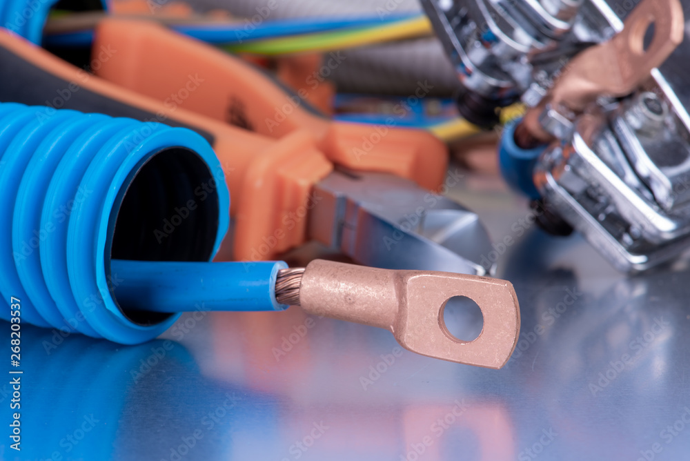 Electric component and tool to use in electrical installations Electric component and tool to use in electrical installations