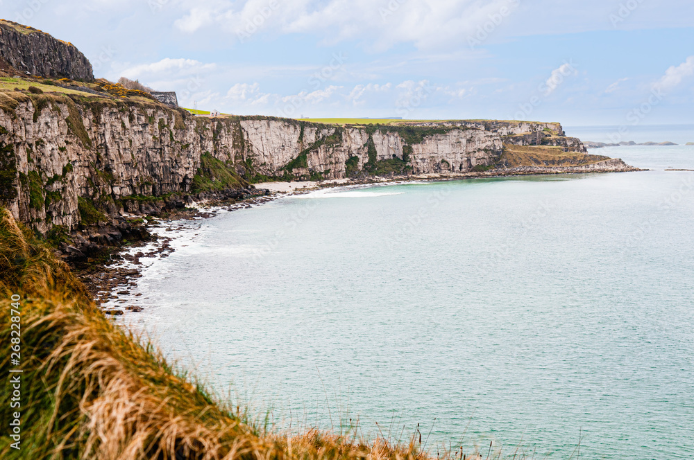 Obraz premium Limestone cliffs at Whitepark Bay, County Antrim, Northern Ireland