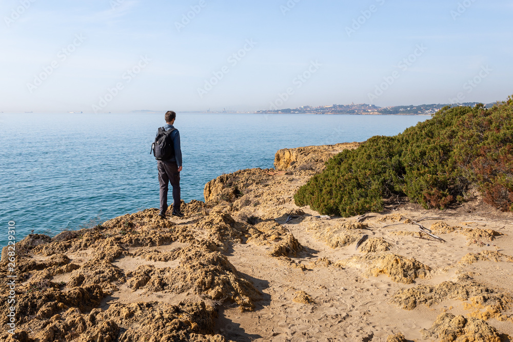 Touriste randonnant près de Tarragone, Espagne