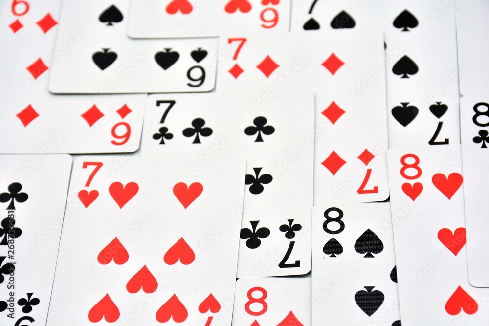 Cartas de poker en la mesa de juego Cartas de poker en la mesa de juego