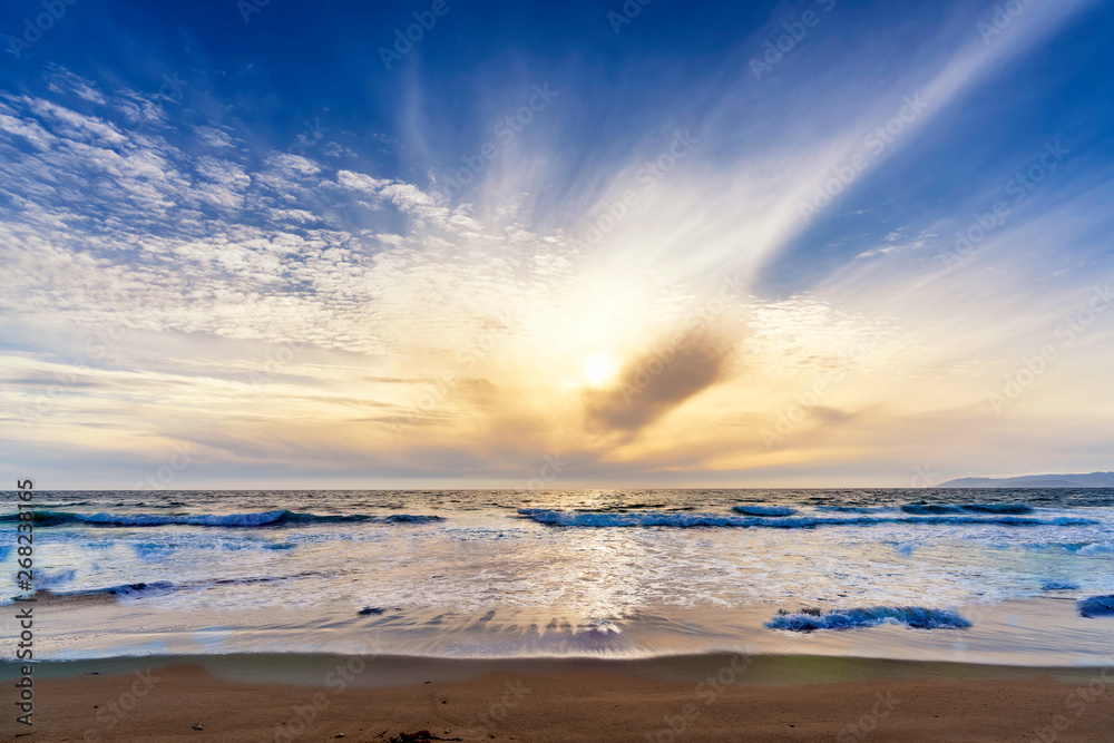 Obraz premium Sunset on the Beach with Clouds