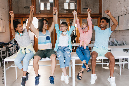 Canvas Print Students congratulate each other with the end of the school year