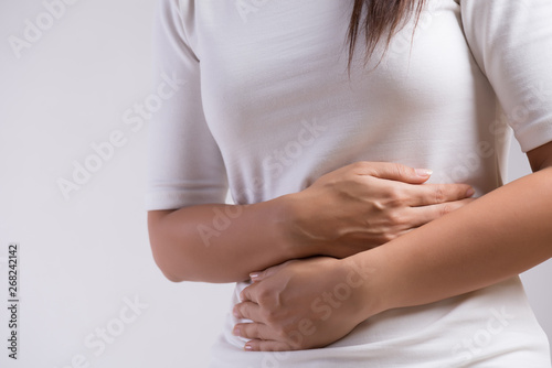Foto Young woman having painful stomachache