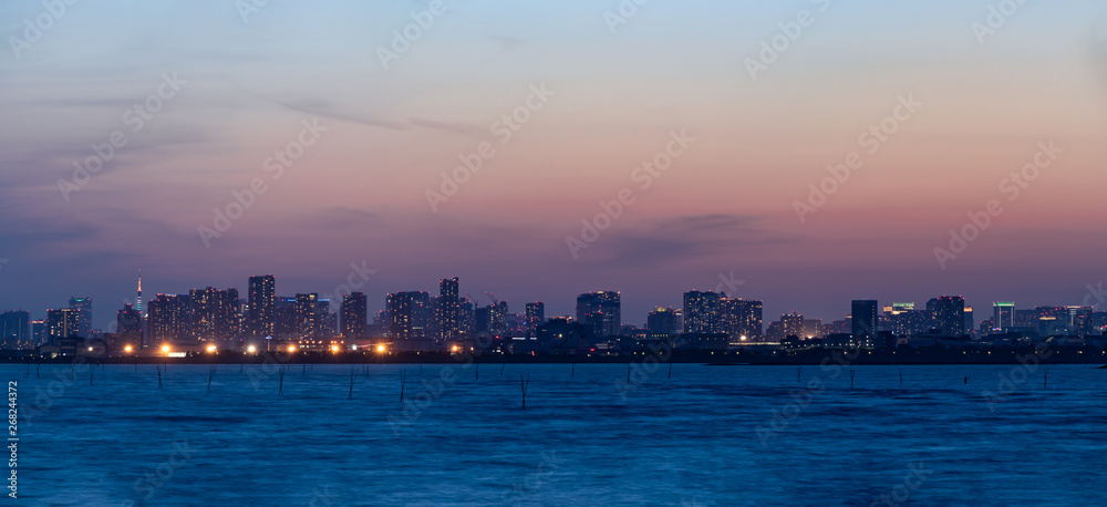 千葉から見た東京湾越しのビル群と夕暮れ