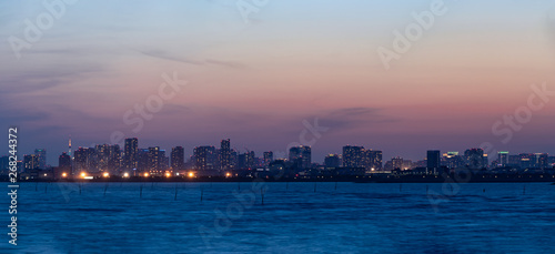 千葉から見た東京湾越しのビル群と夕暮れ