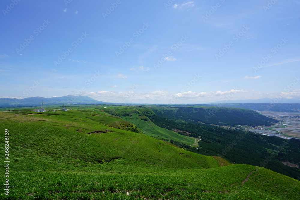Fototapeta premium 雄大な阿蘇外輪山の風景、春の阿蘇外輪山、日本の阿蘇山、