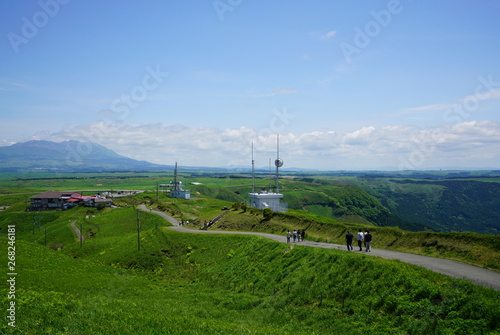 阿蘇山の大観峰に造られたデジタルテレビ中継局、春の阿蘇山大観峰の風景