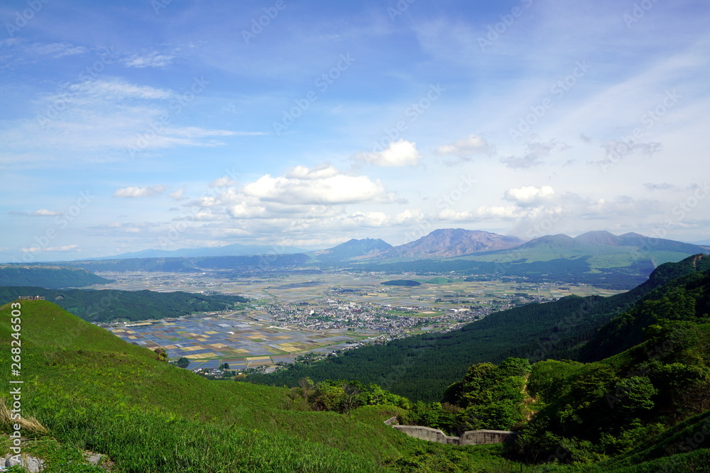 雄大な阿蘇外輪山から見た阿蘇市内と内牧温泉街の風景、春の阿蘇外輪山、 雄大な阿蘇外輪山から見た阿蘇市内と内牧温泉街の風景、春の阿蘇外輪山、