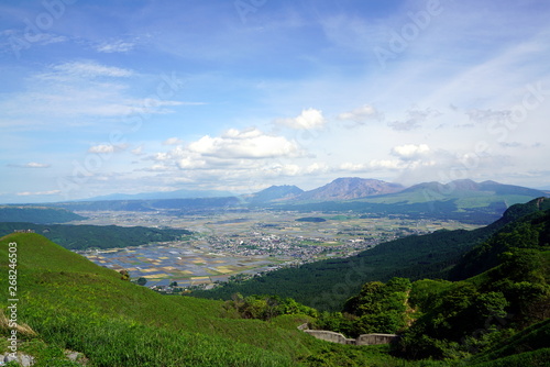 雄大な阿蘇外輪山から見た阿蘇市内と内牧温泉街の風景、春の阿蘇外輪山、