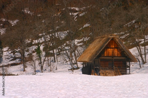 白川郷の集落と茅葺屋根の古民家 © 二人の小人