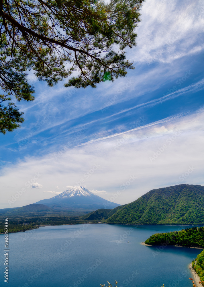 本栖湖　湖畔からの富士山