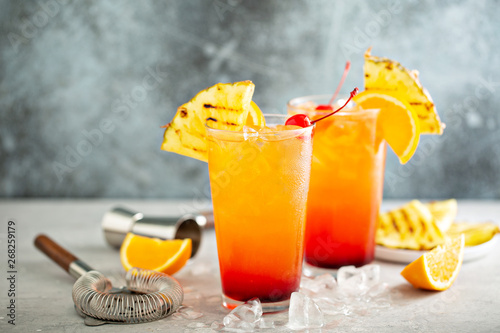 Foto Tequila sunrise cocktail with grilled pineapple and orange