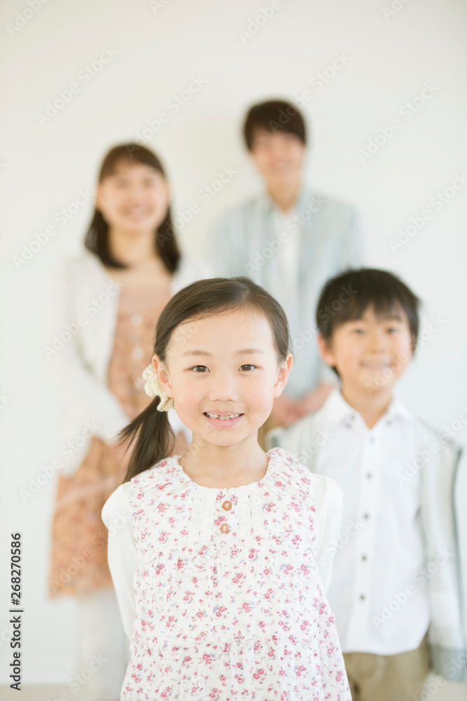 微笑む女の子と見守る家族