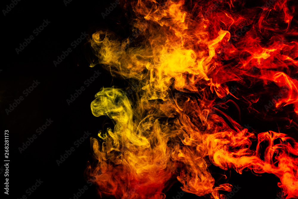 Fototapeta premium Piękna pozioma kolumna dymu w jaskrawym neonowym świetle czerwieni, zieleni, żółci i pomarańczy na czarnym tle wydychana z vape. Ładny wzór do nadruku na tle kolorowych fal.