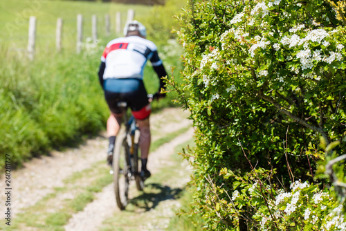 randonnée en vtt dans les chemins de campagne