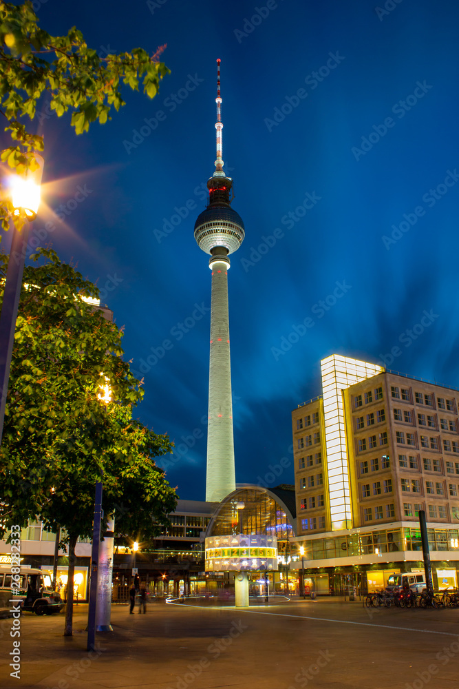 Berliner Fernsehturm und Weltzeituhr in Berlin bei Dämmerung