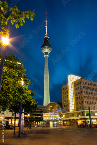 Canvas Print Berliner Fernsehturm und Weltzeituhr in Berlin bei Dämmerung