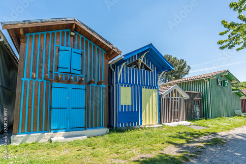 BIGANOS (Bassin d'Arcachon, France), les maisons colorées du port