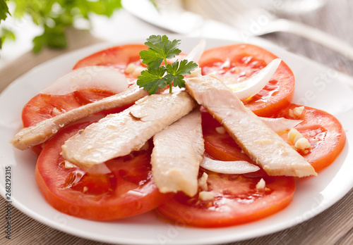 Ensalada de tomate y ventresca de atún photo