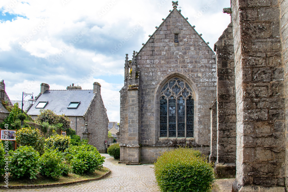 Locronan. Arrière de la chapelle Pénity et les jardins . Finistère. Bretagne Locronan. Arrière de la chapelle Pénity et les jardins . Finistère. Bretagne