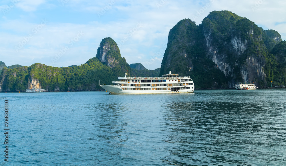 Naklejka premium Halong Bay Tour Cruise Discover Rocky islands spectacular limestone, northern Vietnam