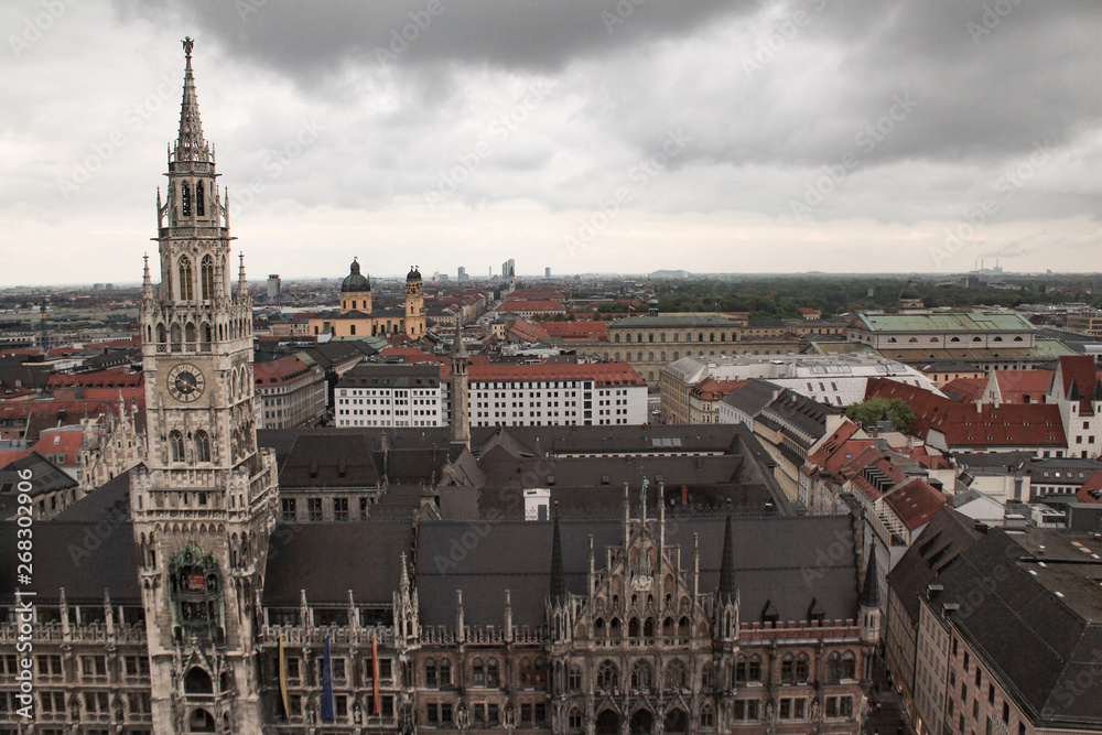 Obraz premium Blick vom Alten Peter über München mit Rathaus und Theatinerkirche