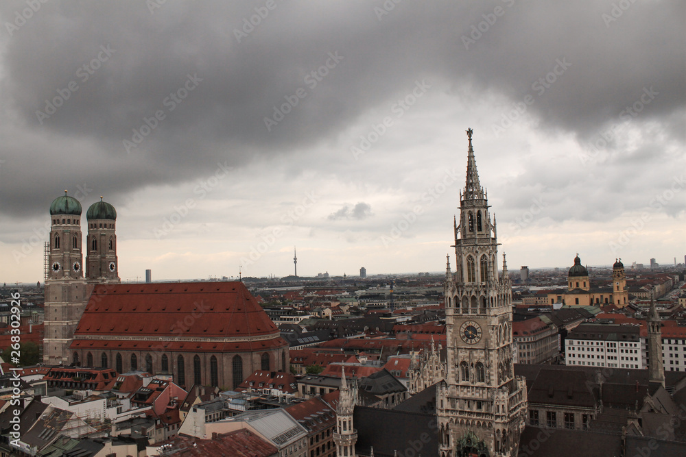 Münchner Wahrzeichen / Frauenkirche und Rathausturm