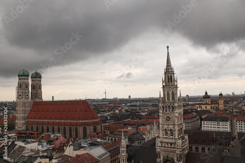 Münchner Wahrzeichen / Frauenkirche und Rathausturm photo