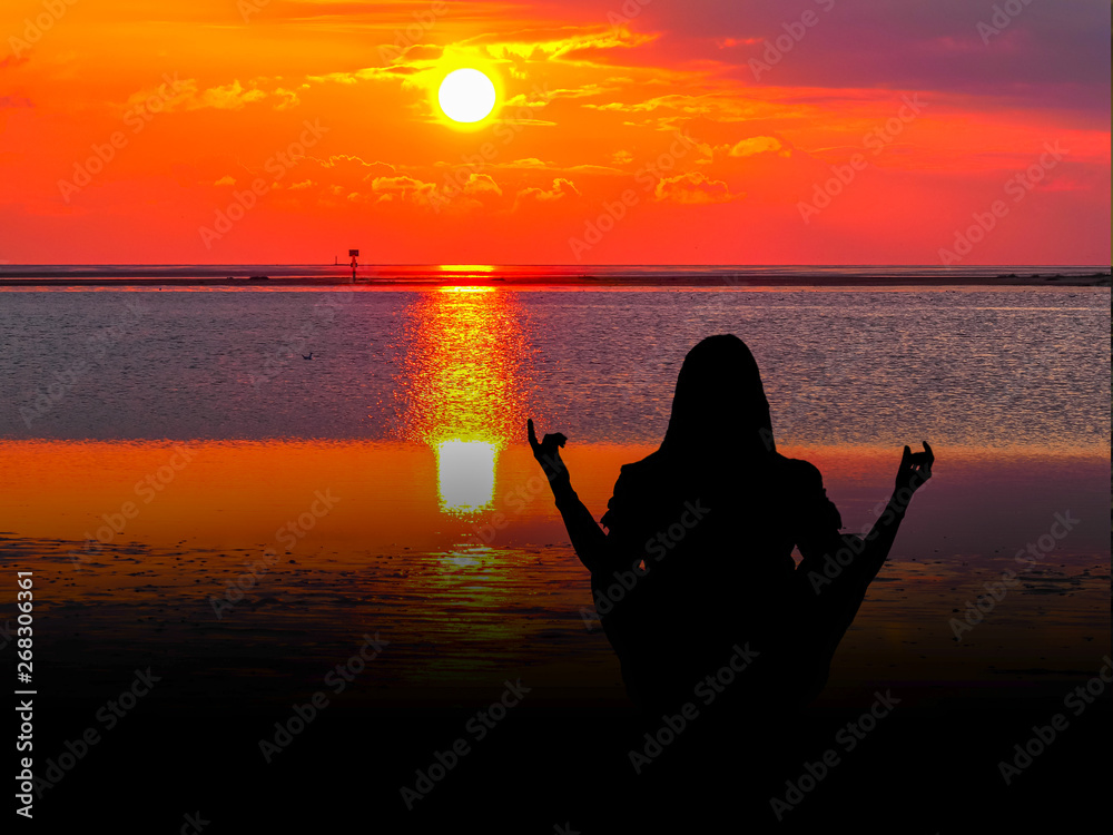 Meditation am Meer im Sonnenuntergang