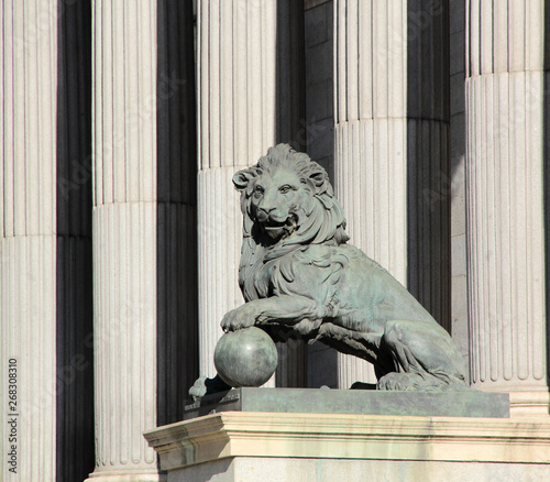 statue de lion en bronze