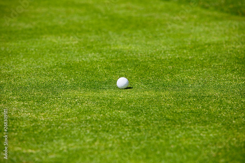 Golfball auf Fairway