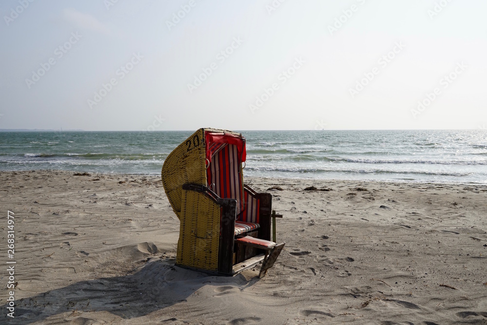 Einzelner Strandkorb an der Ostsee (Lübecker Bucht) Einzelner Strandkorb an der Ostsee (Lübecker Bucht)