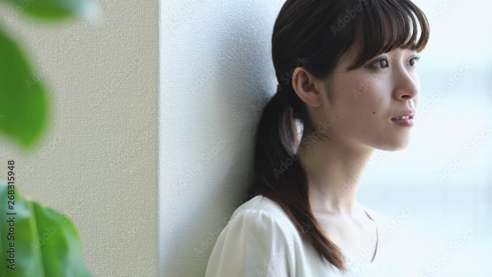休憩する女性 休憩する女性