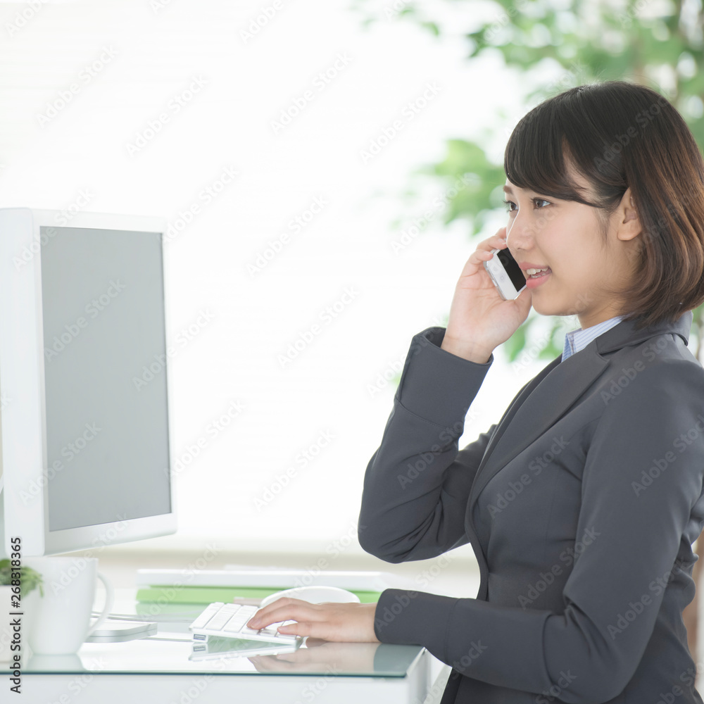 スマートフォンで電話をするビジネスウーマン