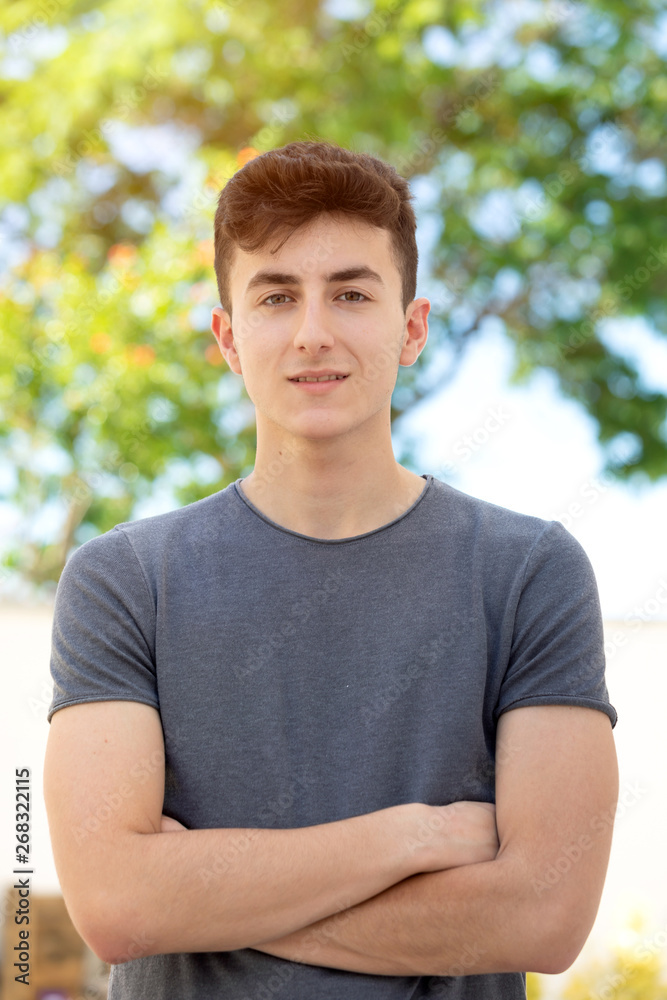 Obraz premium Attractive teenager guy in a park