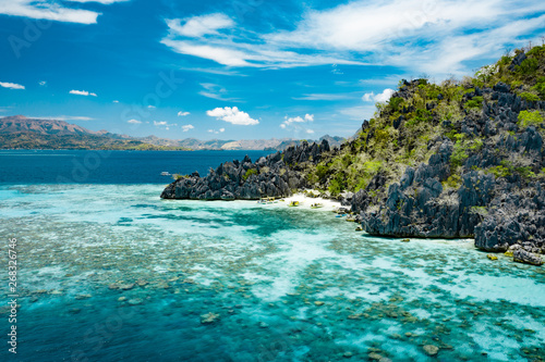 Widok z lotu ptaka piękne laguny i wapienne falezy Coron, Palawan, Filipiny