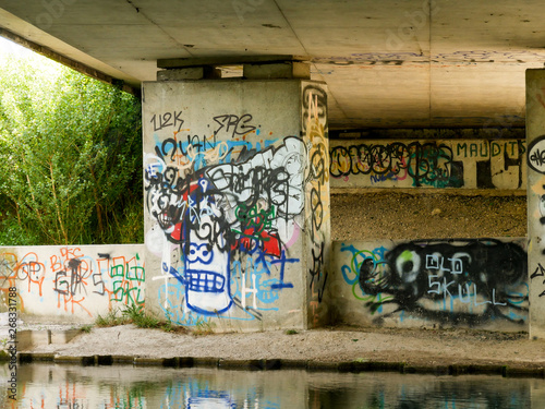 Graffitis sur un mur en pleine nature