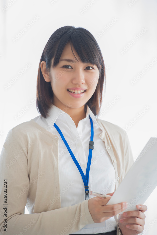 書類を持ち微笑むビジネスウーマン 書類を持ち微笑むビジネスウーマン
