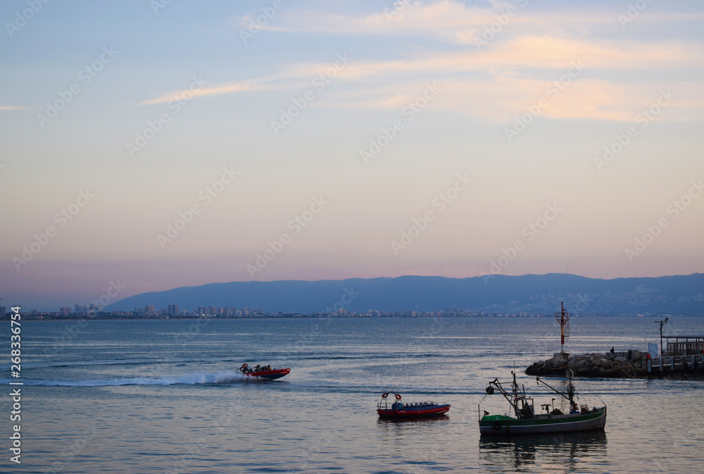Vistas del mar en la costa de San Juan de Acre (Akko) y Haifa, en Israel, Oriente Medio.
