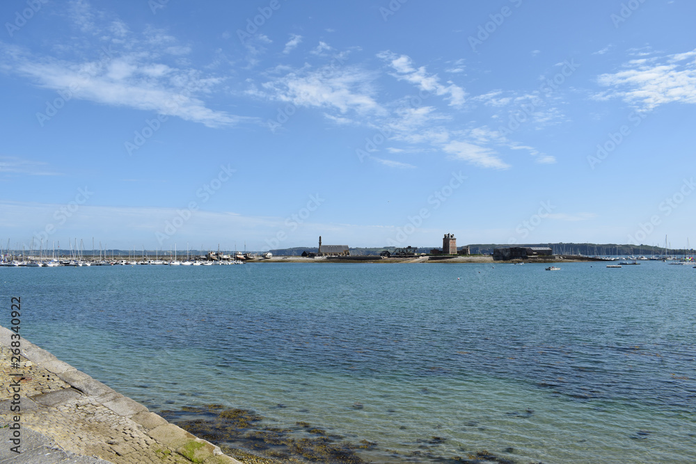 Eaux turquoise et cristalline dans ce magnifique port de Camaret sur Mer lieu touristique de la Presqu'ile de Crozon dans le Finistère en Bretagne